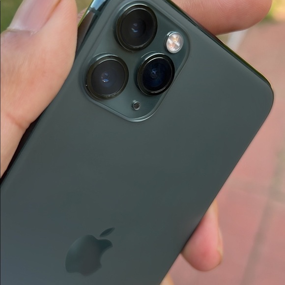 I phone  11 pro max - Picture 2 of 10